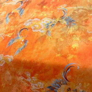 Xiangyun silk Chinese fabric with jacquard pattern and satin finish, with a width of 145 cm.