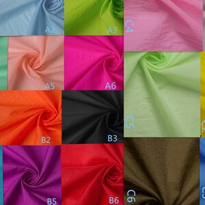 K&ouml;nnte beinhalten: Eine Sammlung von 18 Stoffproben in verschiedenen Farben, darunter Wei&szlig;, Hellblau, Gr&uuml;n, Rosa, Gelb, Orange, Schwarz, Rot, T&uuml;rkis, Lila und Braun. Jede Probe ist mit einer Buchstaben- und Zahlenkombination gekennzeichnet, z. B. A1, A2, A3 usw.