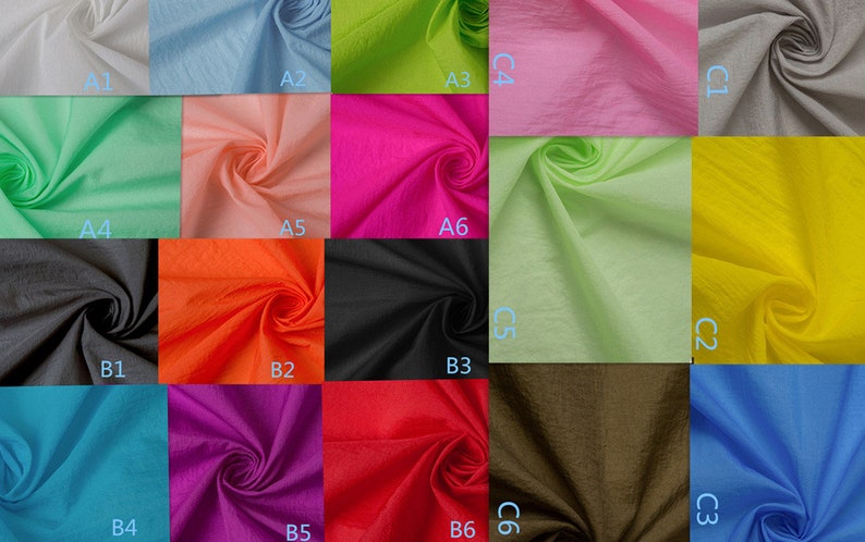 K&ouml;nnte beinhalten: Eine Sammlung von 18 Stoffproben in verschiedenen Farben, darunter Wei&szlig;, Hellblau, Gr&uuml;n, Rosa, Gelb, Orange, Schwarz, Rot, T&uuml;rkis, Lila und Braun. Jede Probe ist mit einer Buchstaben- und Zahlenkombination gekennzeichnet, z. B. A1, A2, A3 usw.