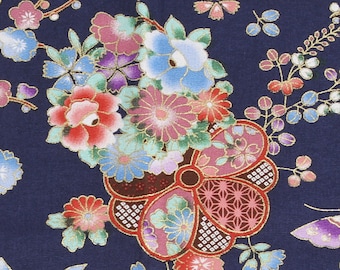 Könnte beinhalten: Ein marineblauer Stoff mit einem Blumenmuster. Die Blumen sind rosa, rot, blau und weiß. Der Stoff hat einen goldenen Metallic-Glanz.