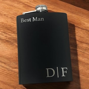 Frasco personalizado para padrinos de boda, frasco negro grabado de 8 oz con inicial personalizada, regalos para bodas, ideas de regalos de Navidad para cónyuges.