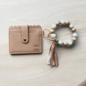 Llavero de pulsera personalizado, regalo personalizado para mamá, baby shower, tarjetero minimalista, pulsera de silicona grabada con borla, regalo de cumpleaños para nueva mamá