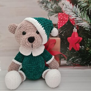 Virkad plyschnalle i pyjamas: Handgjord amigurumi-leksak bild 2