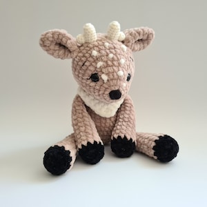 Virkad plyschhjortleksak - Handgjord Amigurumi, Babyshower-present