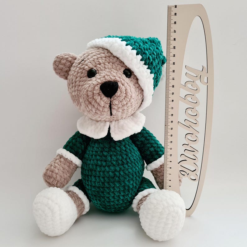 Virkad plyschnalle i pyjamas: Handgjord amigurumi-leksak bild 7