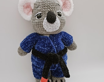 Handgemaakt gehaakt pluche koala-speelgoed in vechtsportstijl - Aanpasbare outfit en riemen