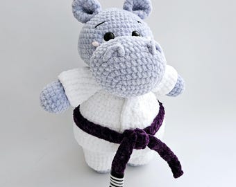 Gehaakt vechtsport-nijlpaard: aanpasbare Gi en riem. Cadeau voor karate- en jiujitsu-liefhebbers.