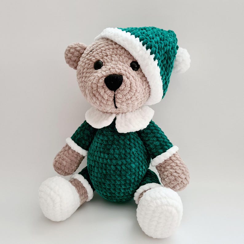 Virkad plyschnalle i pyjamas: Handgjord amigurumi-leksak Boy green clothes