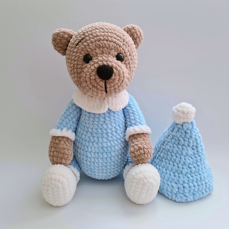 Virkad plyschnalle i pyjamas: Handgjord amigurumi-leksak bild 9