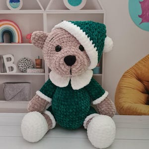 Virkad plyschnalle i pyjamas: Handgjord amigurumi-leksak bild 8