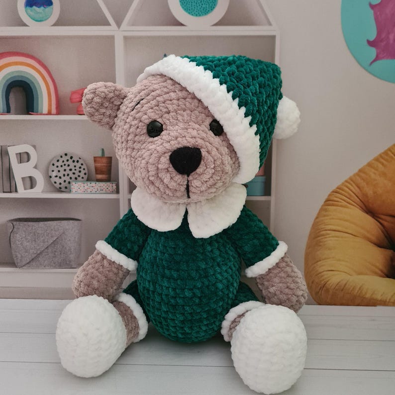Virkad plyschnalle i pyjamas: Handgjord amigurumi-leksak bild 8