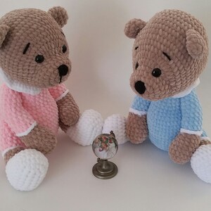 Virkad plyschnalle i pyjamas: Handgjord amigurumi-leksak bild 10