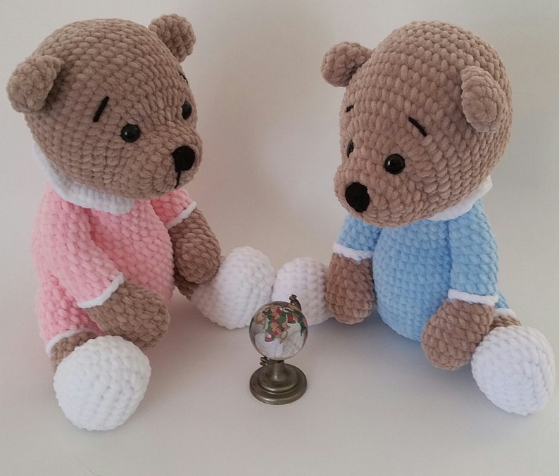 Virkad plyschnalle i pyjamas: Handgjord amigurumi-leksak bild 10