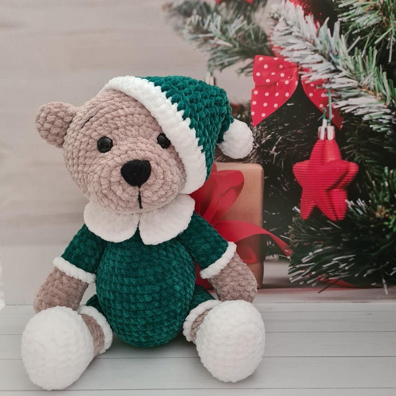 Virkad plyschnalle i pyjamas: Handgjord amigurumi-leksak bild 2