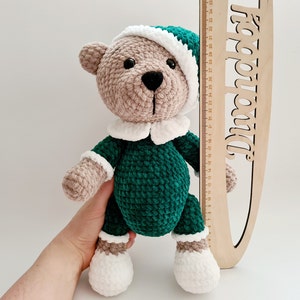Virkad plyschnalle i pyjamas: Handgjord amigurumi-leksak bild 6