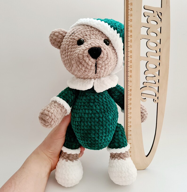 Virkad plyschnalle i pyjamas: Handgjord amigurumi-leksak bild 6