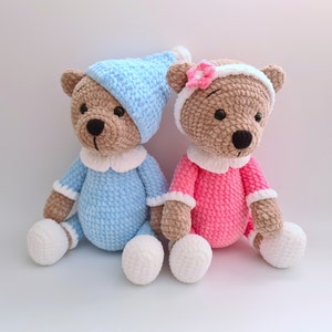 Virkad plyschnalle i pyjamas: Handgjord amigurumi-leksak bild 1