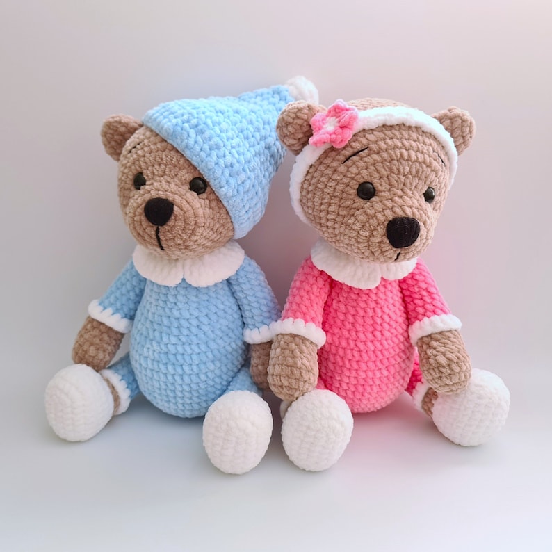 Virkad plyschnalle i pyjamas: Handgjord amigurumi-leksak bild 1