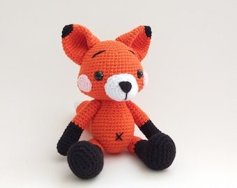 Raposa de crochê amigurumi feita à mão: bicho de pelúcia para decoração de berçário