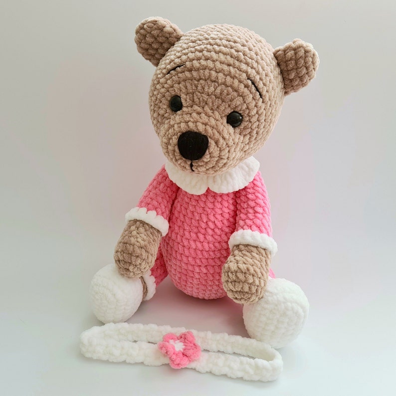 Virkad plyschnalle i pyjamas: Handgjord amigurumi-leksak Girl pink clothes
