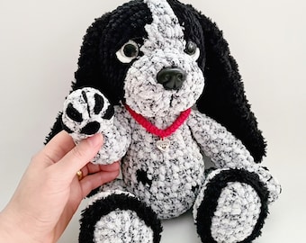 Peluche di Cocker Spaniel realizzato all'uncinetto: amigurumi in bianco e nero