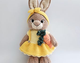 Groot pluche gehaakt meisjeskonijntje in gele jurk amigurumi-speelgoed – speelgoed met verwijderbare kleding