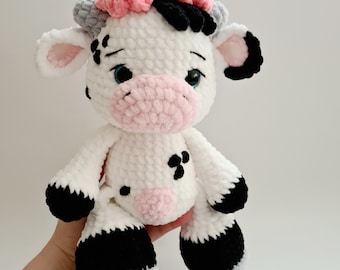 Peluche di mucca all'uncinetto con dolci fiori rosa - Animale di peluche fatto a mano - Giocattolo chic da fattoria