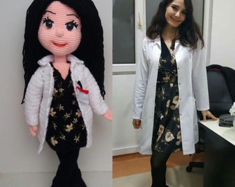 Gepersonaliseerde gehaakte dokters-/verpleegsterspop: cadeau met een eigen portret