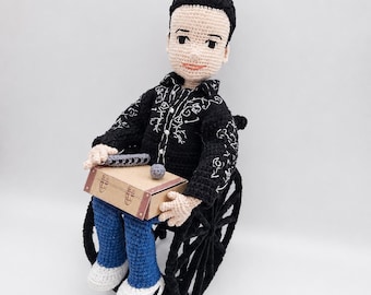 Gehaakte pop in een rolstoel met mondharmonica: een gepersonaliseerd portretcadeau