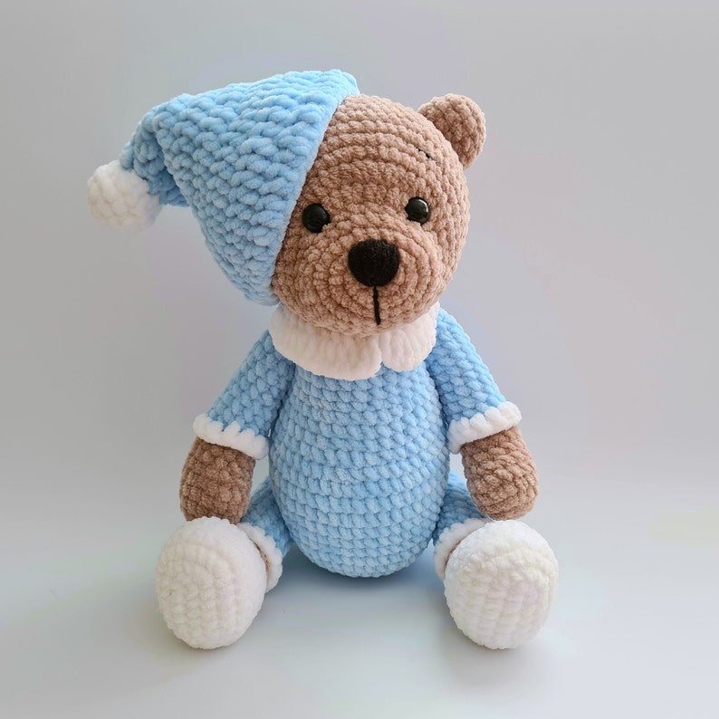 Virkad plyschnalle i pyjamas: Handgjord amigurumi-leksak Boy blue clothes