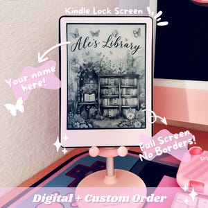 Könnte beinhalten: Ein rosa Kindle E-Reader mit einem benutzerdefinierten Sperrbildschirm, der eine Schwarzweißillustration eines Bücherregals mit einem floralen Design und dem Text "Ale's Library" zeigt. Der Bildschirm wird auf einem rosa Ständer angezeigt. Der Text "Full Screen No Borders!" ist auf einem weißen Aufkleber geschrieben.