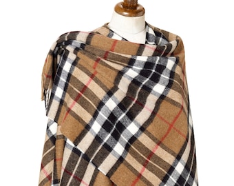 Poncho chal de lana merino con estampado de tartán camel: Bronte By Moon, hecho en Inglaterra