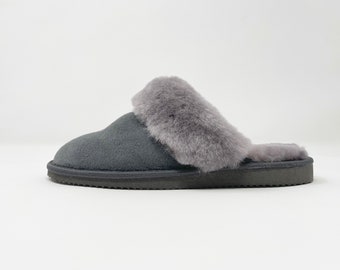 Pantofole in pelle di pecora grigia fatte a mano: soletta in pelle scamosciata e lana