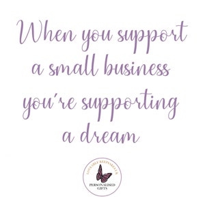 Puede incluir: Fondo blanco con texto morado que dice: "Cuando apoyas a una peque&ntilde;a empresa, est&aacute;s apoyando un sue&ntilde;o". Un logotipo circular en la parte inferior presenta una mariposa y las palabras "Loveable Keepsakes UK" y "Personalised Gifts".