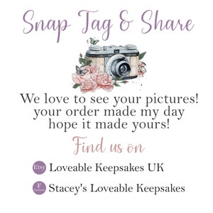 Puede incluir: Un gr&aacute;fico blanco con el texto "Snap Tag & Share" en escritura morada. Una ilustraci&oacute;n de c&aacute;mara vintage est&aacute; rodeada de rosas rosas y mariposas. El texto "We love to see your pictures!" est&aacute; debajo.