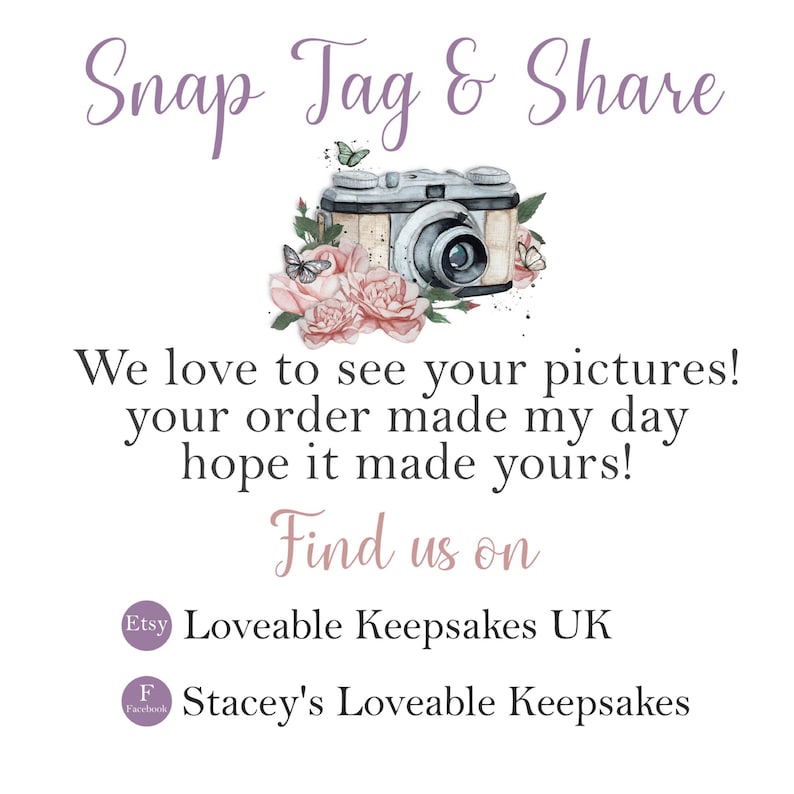 Puede incluir: Un gr&aacute;fico blanco con el texto "Snap Tag & Share" en escritura morada. Una ilustraci&oacute;n de c&aacute;mara vintage est&aacute; rodeada de rosas rosas y mariposas. El texto "We love to see your pictures!" est&aacute; debajo.