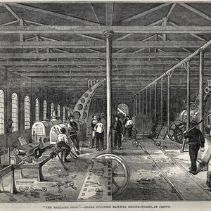 Peut inclure: Une photographie en noir et blanc d'un grand bâtiment industriel avec un haut plafond et de nombreuses fenêtres. Le bâtiment est rempli de machines et de travailleurs. Le texte "The Erecting Shop - Grand Junction Railway Engine Works, at Crewe." est imprimé en bas de l'image.
