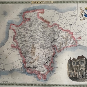 Peut inclure: Une carte antique du Devonshire, en Angleterre, avec une illustration détaillée des routes, des villes et des rivières du comté. La carte est entourée d'une bordure décorative et comprend un blason du comté et une représentation du Guildhall d'Exeter.