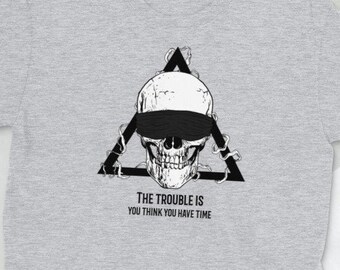 Variación de diseño de cráneo ciego con cita. Triángulo como símbolo de estabilidad, potencia, protección. Memento Mori camiseta