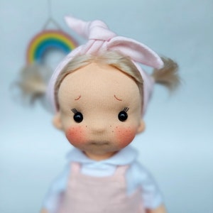 Bubu kleine knuffel Waldorf pop inspiratie, biologische katoenen pop, babypop en poppen voor verzamelaars, cadeaupop, Art&Doll afbeelding 4