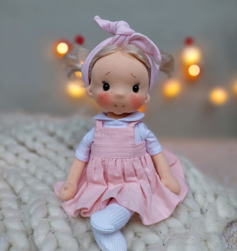 Bubu kleine knuffel Waldorf pop inspiratie, biologische katoenen pop, babypop en poppen voor verzamelaars, cadeaupop, Art&Doll afbeelding 5