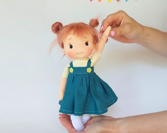 Mimi – kleine Umarmung – Inspiration für Waldorfpuppen, Puppe aus Bio-Baumwolle, Babypuppe und Puppen für Sammler, Geschenkpuppe, Art&Doll