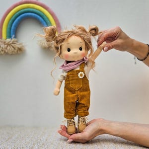 Fufu 25cm/10in - kleine Umarmung - Waldorfpuppen-Inspiration, Bio-Baumwollpuppe, Babypuppe und Puppen für Sammler, Geschenkpuppe, Art&Doll