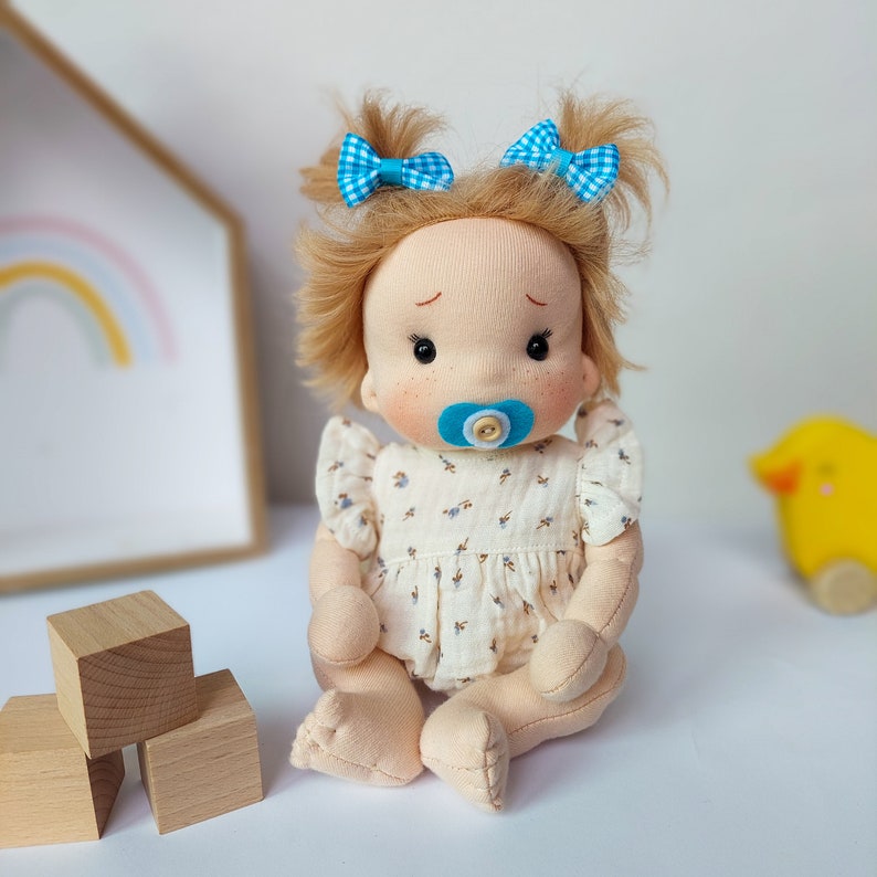 Honey Boo muñeca de algodón orgánico bebé tierno 25 cm/9 pulgadas inspiración muñeca Waldorf imagen 2