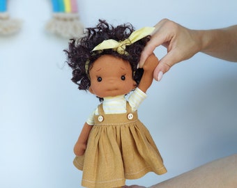 Gigi - abrazo- Inspiración muñeca Waldorf, Muñeca de algodón orgánico, muñeco bebé y muñecos para coleccionistas, muñeca de regalo, Art&Doll