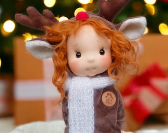 Elza – Inspiration für Waldorfpuppen, Puppe aus Bio-Baumwolle, Babypuppe und Puppen für Sammler, Geschenkpuppe, Kunst und Puppe, Weihnachtspuppe, Rentier