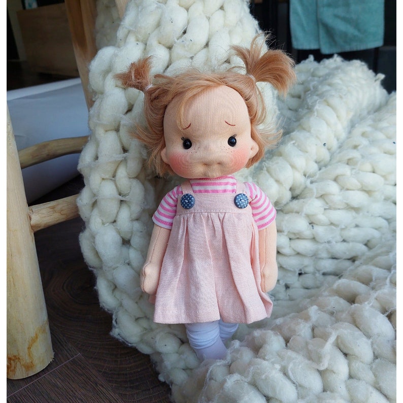 Kiki petit câlin Inspiration poupée Waldorf, Poupée en coton biologique, poupée bébé et poupées pour collectionneurs, poupée cadeau, Art&Doll image 7