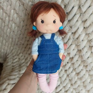 Fifi kleine Umarmung Inspiration für Waldorfpuppen, Puppe aus Bio-Baumwolle, Babypuppe und Puppen für Sammler, Geschenkpuppe, Art&Doll Bild 3