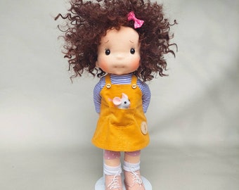 Francesca mit einer Maus – Inspiration für Waldorfpuppen, Puppe aus Bio-Baumwolle, Babypuppe und Puppen für Sammler, Geschenkpuppe, Kunst und Puppe