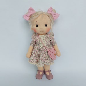 Amy Inspiration poupée Waldorf, Poupée en coton biologique, baby doll et poupées pour collectionneurs, poupée cadeau, Art et Poupée image 4